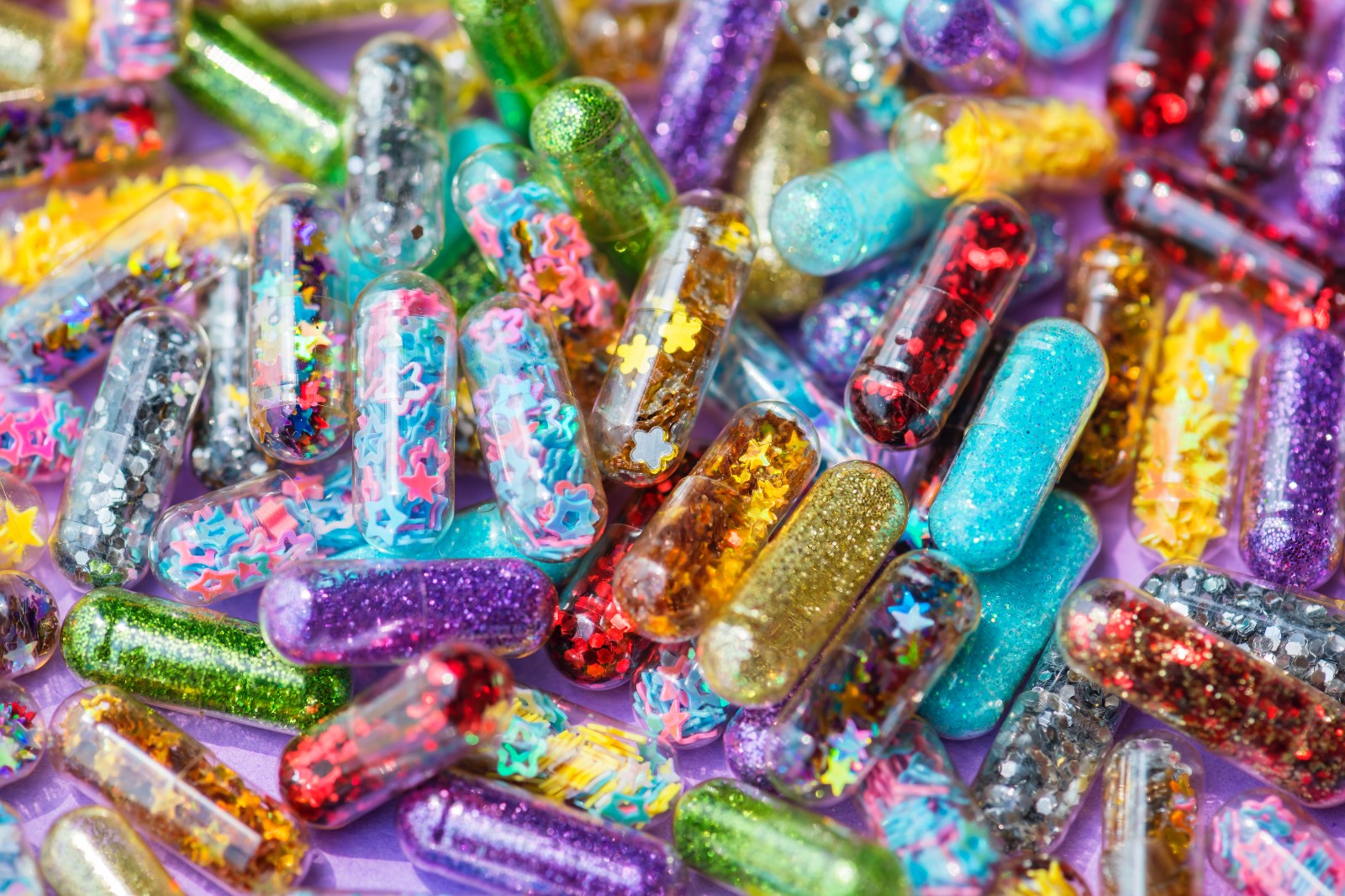 bright-capsules-close-up-1656599.jpg